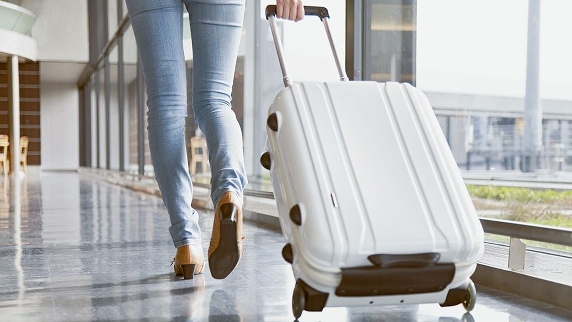 スーツケースを持つ旅行者のイメージ画像