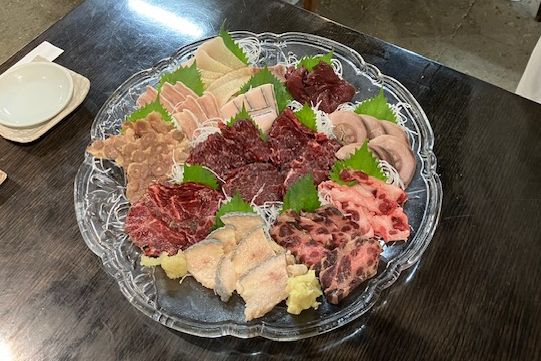 人気メニューの鯨肉の刺し盛り。写真は6人前（写真：編集部撮影）