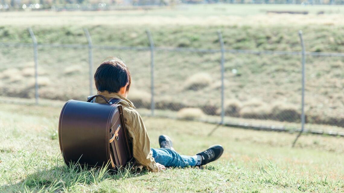 「友達関係」が原因で学校に行きたくない子どもに、どのように対応したらいいのでしょうか(写真:buritora/PIXTA)