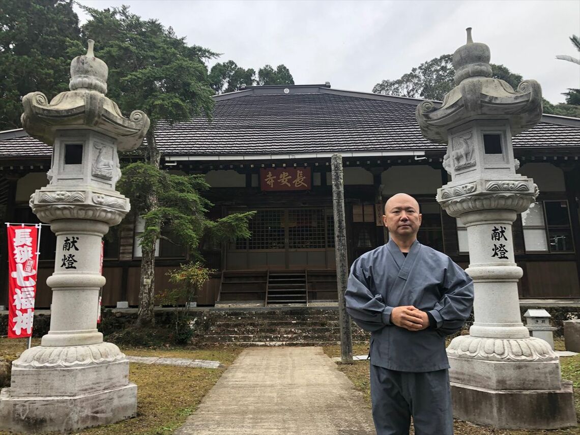 長安寺と大山文隆住職（筆者撮影）