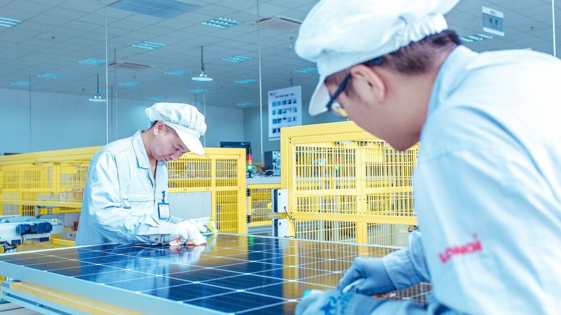中国製の太陽光パネルはグローバル市場で圧倒的なシェアを握る（写真は中国の太陽光パネル大手、隆基緑能科技のウェブサイトより）