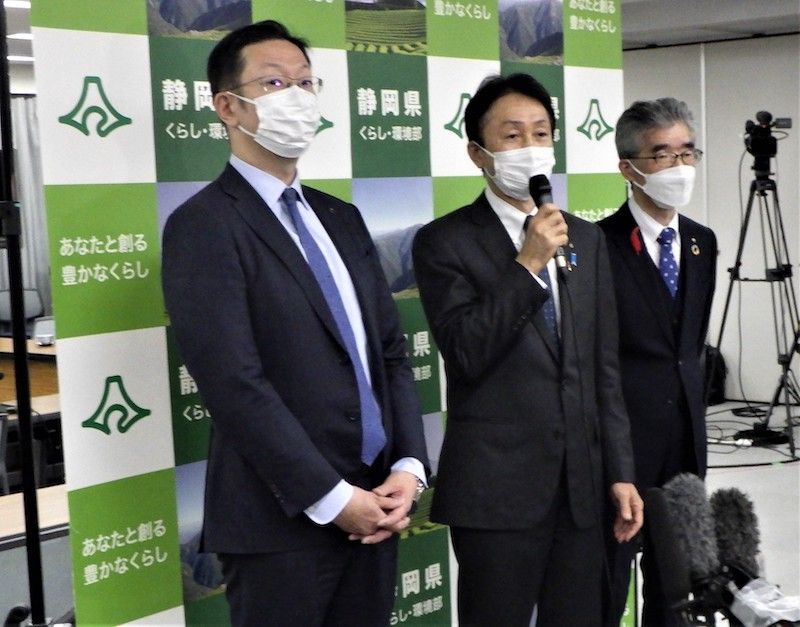 川勝知事が田代ダム取水抑制案は有効だと了解している、と話す森副知事（写真中央、静岡県庁、筆者撮影）