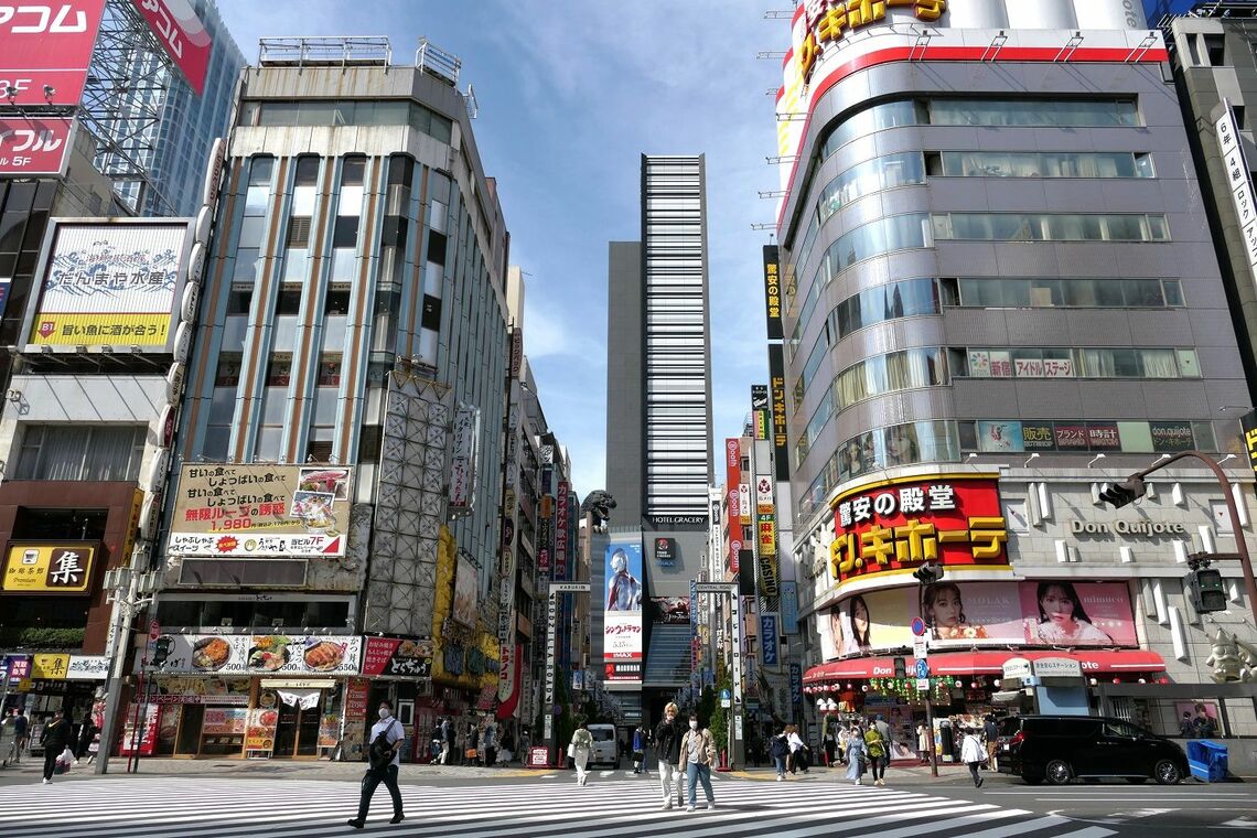 歌舞伎町のシンボルになった新宿東宝ビル手前がゴジラロード（記者撮影）