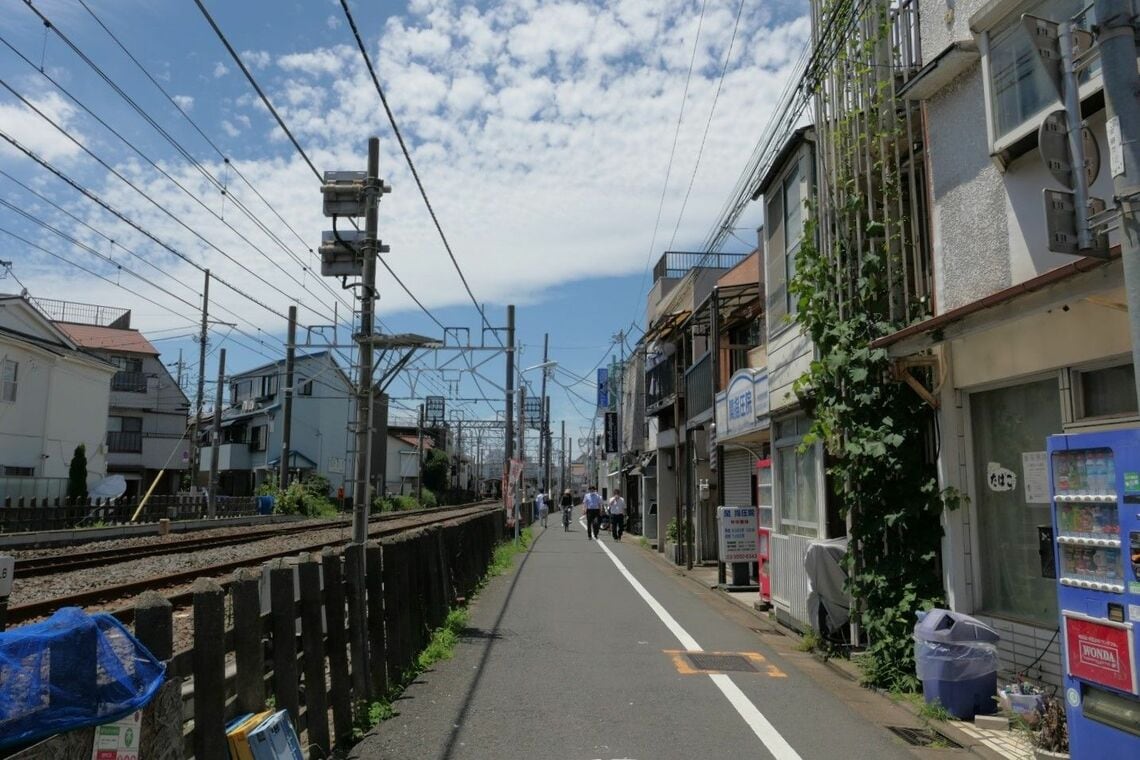 駅周辺は昔ながらの沿線風景（記者撮影）