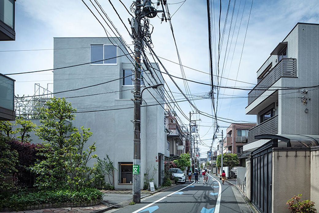 須藤さん自邸全景。目白通りから1本入った、2～3階建ての住宅が連なる閑静な住宅街に立つ（写真／Kenta Hasegawa）