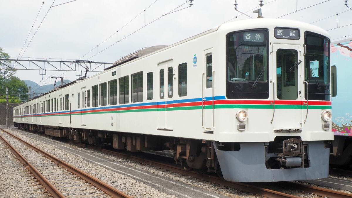 西武鉄道4000系｢秩父の主｣クロスシート車の特別感 ライオンズカラーで