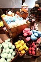 ツアー後、本社の店舗でラッシュ製品を大量購入する人も