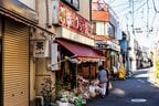 鐘ケ淵駅近くには昔ながらの商店街も残る