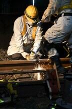 溶接する部分のレールを研磨し、キレイな状態にする