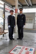 太田駅管区の小此木管区長（左）と伊勢崎駅の難波駅長