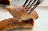 見たことない楕円形のビジュアルで、食べたことのない味がしたソーセージ。ふわふわの絹挽きでしっとり優しい風味（筆者撮影）