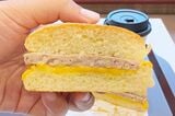 ゼッテリアのソーセージマフィン断面図。厚みのあるマフィンは、ふわふわで弾力もあり食べ応えしっかり（筆者撮影）