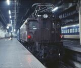 上野駅にたたずむ夜行列車牽引のEF57形（撮影：南正時）