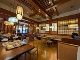 店内はテーブル席のほか、靴を脱ぐ掘りごたつの座敷席もあった（筆者撮影）