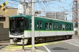 “右折”して専用軌道に入る（記者撮影）
