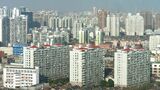 住宅需要の縮小は、市況が相対的に堅調だった「一級都市」でも顕著になりつつある。写真は高層住宅が建ち並ぶ上海の市街地（イメージ）