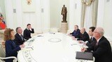 12月2日、モスクワのクレムリンで会談するロシアのプーチン大統領（右手前から3人目）とアメリカのウィトコフ中東担当特使（左中央）（写真：AFP＝時事）