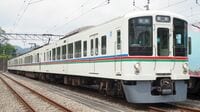 西武鉄道4000系｢秩父の主｣クロスシート車の特別感　ライオンズカラーで異彩放つ｢山のレジェンド｣