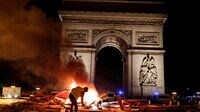 フランスのデモがマクロンを標的にするわけ 燃料増税への抵抗運動がSNSで10万人デモに