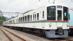 西武鉄道4000系｢秩父の主｣クロスシート車の特別感　ライオンズカラーで異彩放つ｢山のレジェンド｣