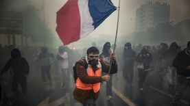 【混迷】フランス大規模デモ＆暴動｢小売り株急落｣｢保険会社の負担増｣広がる企業被害…財政難で"ない袖振れぬ"政権