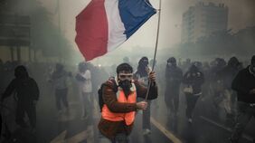 【混迷】フランス大規模デモ＆暴動｢小売り株急落｣｢保険会社の負担増｣広がる企業被害…財政難で"ない袖振れぬ"政権