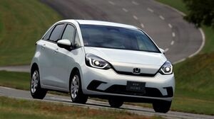 新型アクア対フィット､激戦のコンパクトHV比較 最新技術のトヨタと車内