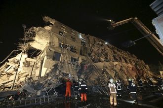 台湾地震､倒壊マンションが発した｢赤信号｣