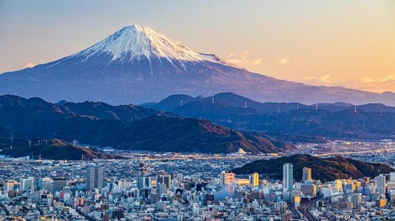 富士山の朝日に照らされる住宅地