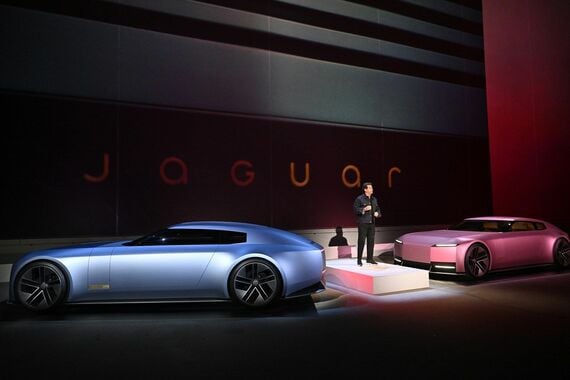 「マイアミアートウィーク2024」ではブルーの車両も公開された（写真：Jaguar Cars）