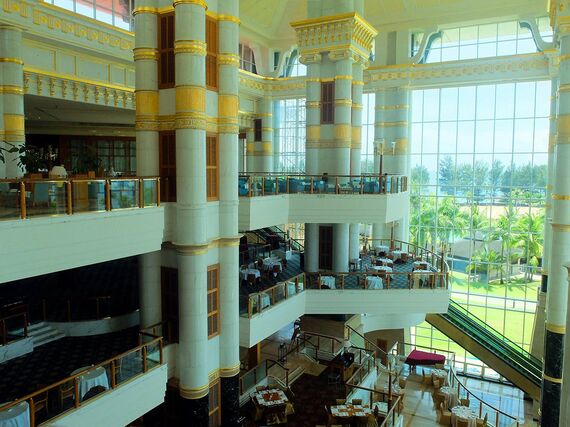 The Empire Bruneiの吹き抜け