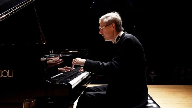 足首の大手術…｢天才ピアニスト｣の数奇な人生