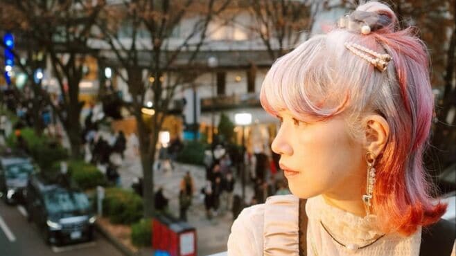 ｢若すぎて脳が混乱｣52歳"白髪"を武器にした理由