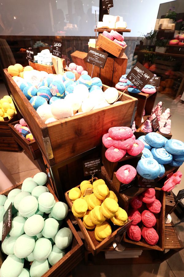 ツアー後、本社の店舗でラッシュ製品を大量購入する人も