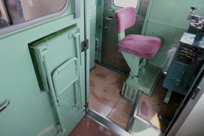 運転席は一段高い位置にある