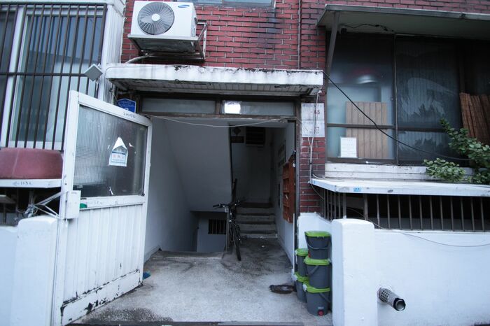 地下の物件に続く階段