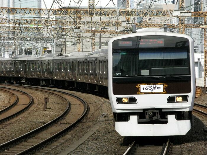 2009年の山手線100年記念電車。山手線は1909年に
