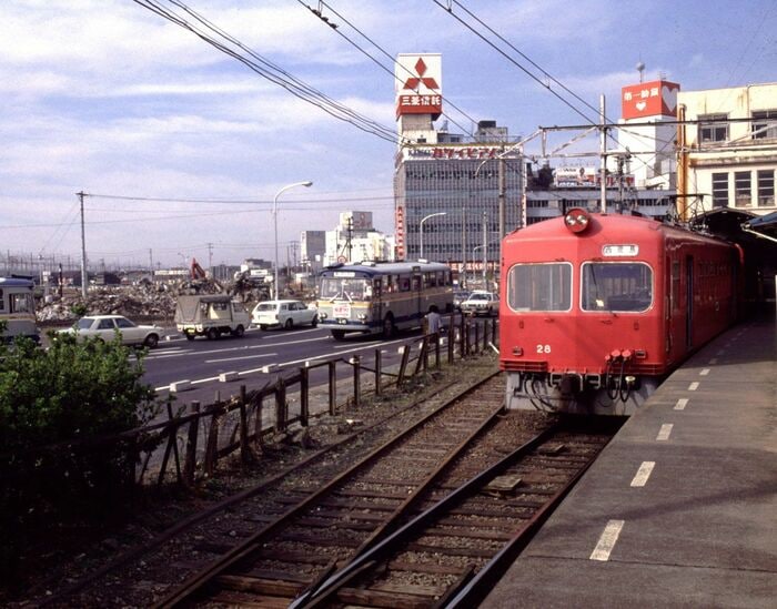 地上時代の新浜松駅に停車中の