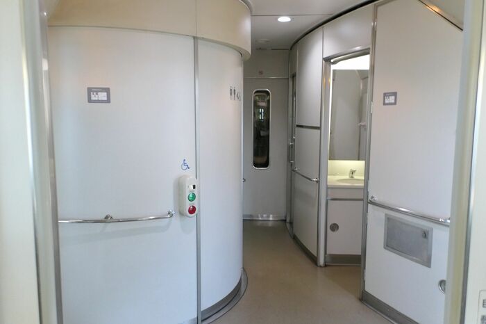 弧を描く形状の車いす対応の多目的トイレ