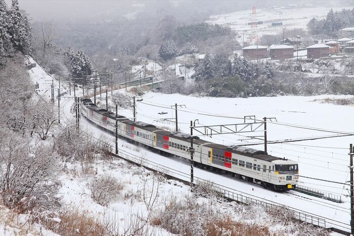 雪景色の中を行く特急「水上」