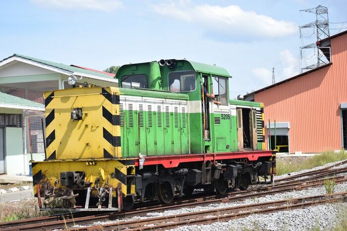 山線用の川崎重工業製機関車。サバ州立鉄道には