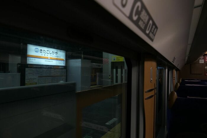 北越谷駅を通過。浅草駅方面へ向かって走る