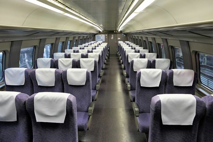 博多方の先頭、1号車の車内