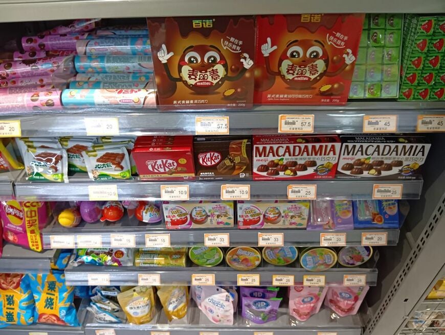 中国・広州空港では日本でお馴染みのキットカットや、マカダミアナッツが売られていた（筆者撮影）