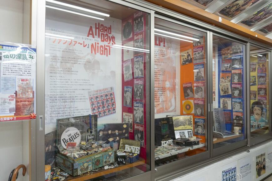 ショーケースに貼っているポスターは岡本さんの自作。一度に6枚掲示し、10年間で25回入れ替えた（写真：筆者撮影）