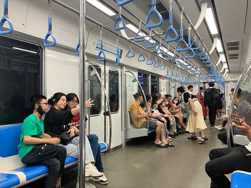 ホーチミンメトロ1号線の電車内。広告がないのが新鮮（筆者撮影）