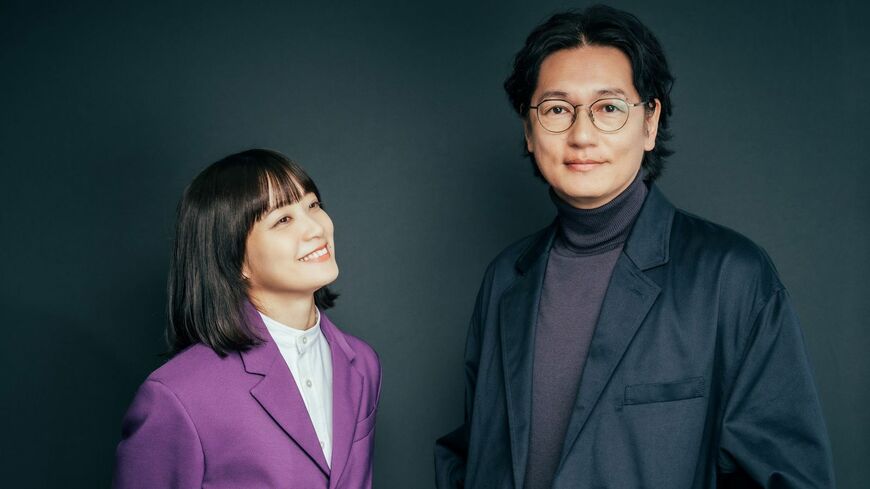 実話をもとにした映画『人生に詰んだ元アイドルは、赤の他人のおっさんと住む選択をした』に主演した元乃木坂46の深川麻衣さんと井浦新さんにお話を伺いました（写真：アライテツヤ）