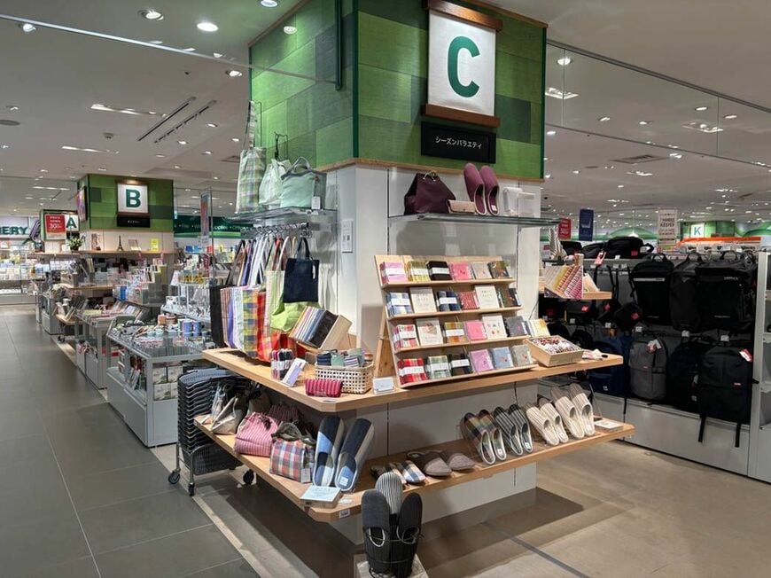 遠鉄百貨店の遠州綿紬コーナー（写真：ぬくもり工房提供）