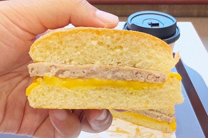 ゼッテリアのソーセージマフィン断面図。厚みのあるマフィンは、ふわふわで弾力もあり食べ応えしっかり（筆者撮影）