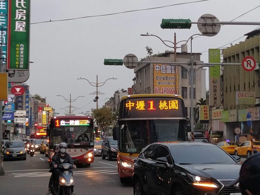 交通渋滞や運転士不足に悩まされる桃園市の交通（筆者撮影）